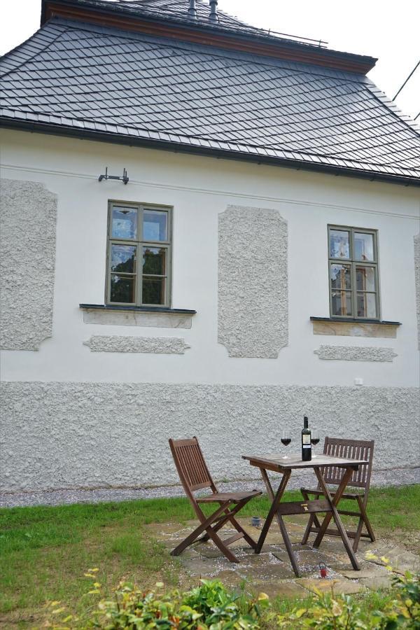 Baroque Chaplain House Kaplanka 1796 A. D. - Historical Luxury Apts In Bohemian Paradise Zelezny Brod Exteriör bild