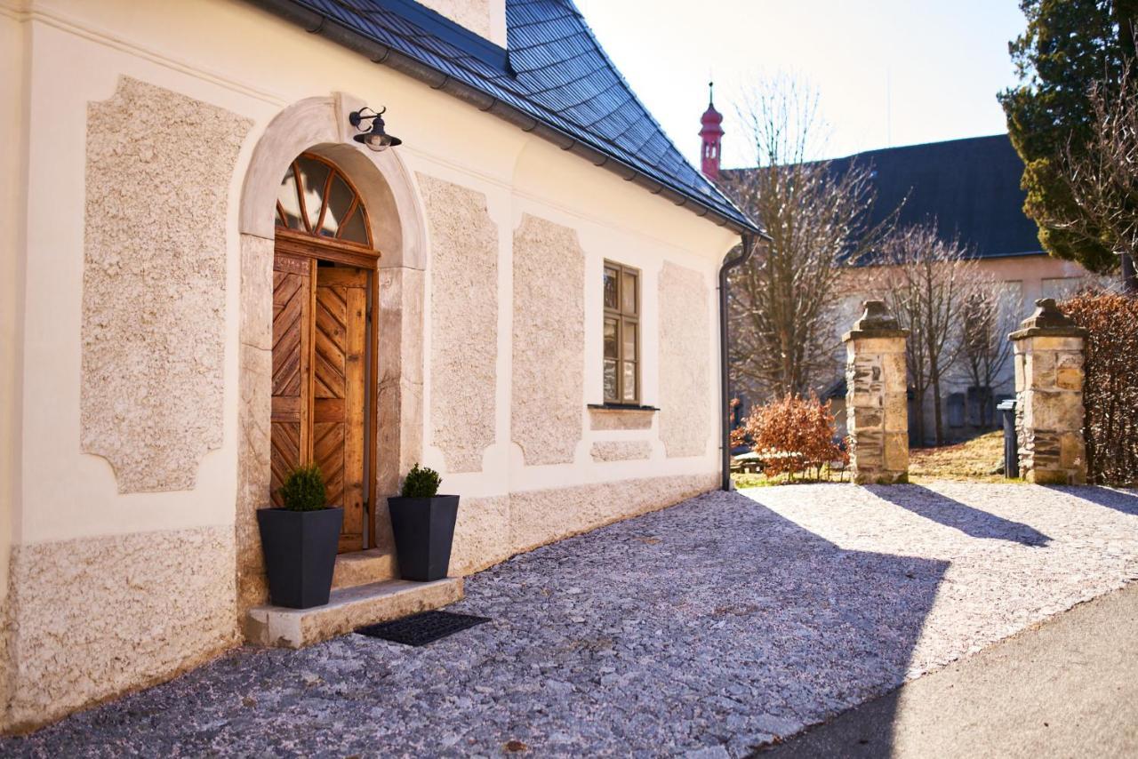 Baroque Chaplain House Kaplanka 1796 A. D. - Historical Luxury Apts In Bohemian Paradise Zelezny Brod Exteriör bild